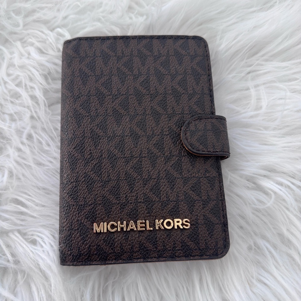 Michael Kors Dark Brown Pasaport